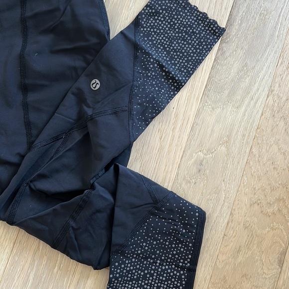Cropped reflective lululemon workout pants - Picture 2 of 4